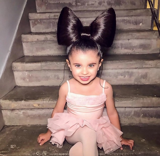 나비 넥타이를 연상시키는 머리 모양.