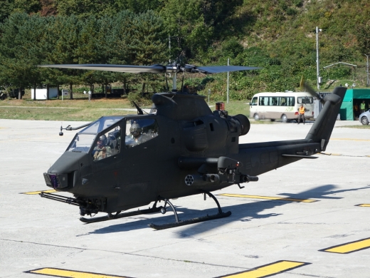 UH-1 기동헬기를 기반으로 개발된 코브라 공격헬기는 적 대공화기의 피탄면적을 줄이기 위해 기체를 좁고 길게 설계했다 (사진=김대영)