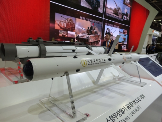 육군 코브라 공격헬기의 업그레이드 방안 중 하나로 국산 대전차 미사일인 천검의 장착방안이 제시되고 있다 (사진=김대영)