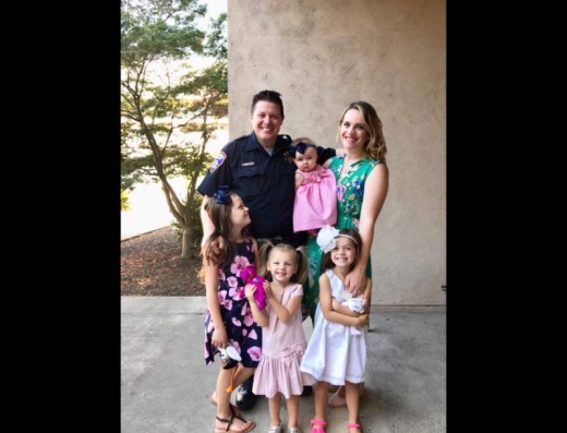 이로써 네 딸의 엄마 아빠가 된 휘튼 부부.