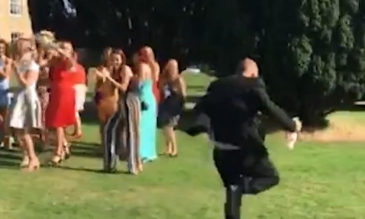 기뻐하는 여자친구 레이첼의 모습을 못본 척, 달리기 시작한 남친 다니엘.