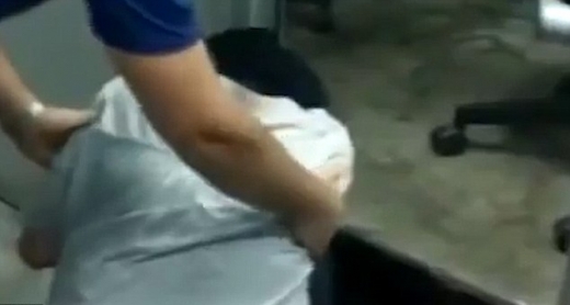 여성은 필사적으로 얼굴을 가렸다.