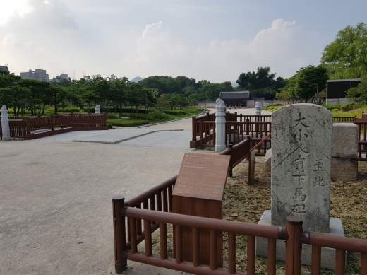 신분의 고하를 막론하고 무조건 말에서 내려 걸어야한다는 명령이 적혀진 하마비. 현재 하마비는 1663년에 만들어진 것이다