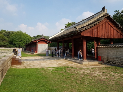 종묘의 경우 토요일을 제외한 나머지 날은 시간제 관람을 하기 때문에 해설사와 함께 둘러보아야 한다