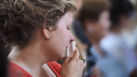 눈시울이 붉어진 하객.