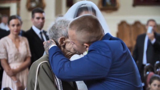 신랑은 할아버지의 뺨에 감사의 의미를 전했다.