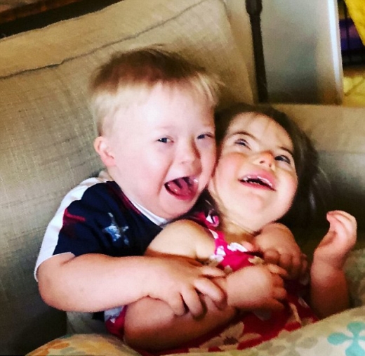 둘은 죽이 잘 맞았다.