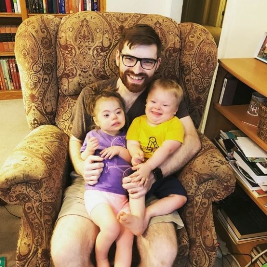 두 아이를 품에 안은 아빠 앤드류.