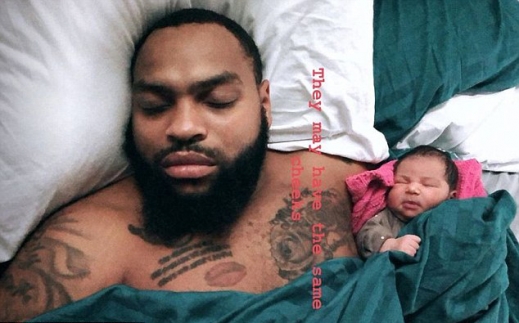 딸은 아빠의 자는 모습까지 빼닮았다.