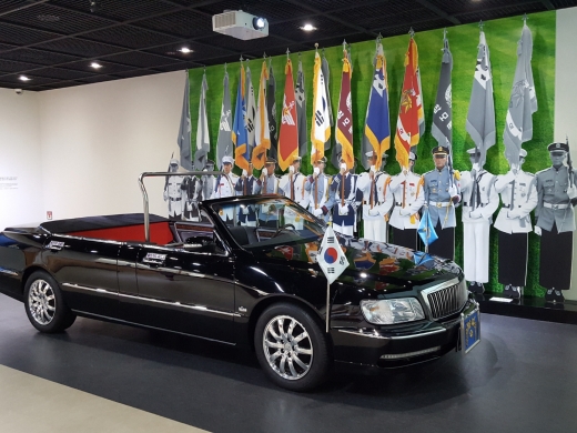 의전행사에 사용되던 대통령 전용차. 각종 대통령과 관련된 물품들이 잘 보관되어 있다