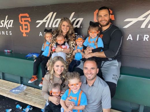 자매가 각자 갓 태어난 아들을 안고 있다.