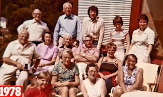 앞 줄 왼쪽이 딸 루스, 루스 옆은 할머니 도리스 존슨. 대가족이 여름휴가를 함께 보내기도 했다.