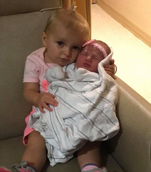 헨리가 동생을 소중하게 안고 있다.