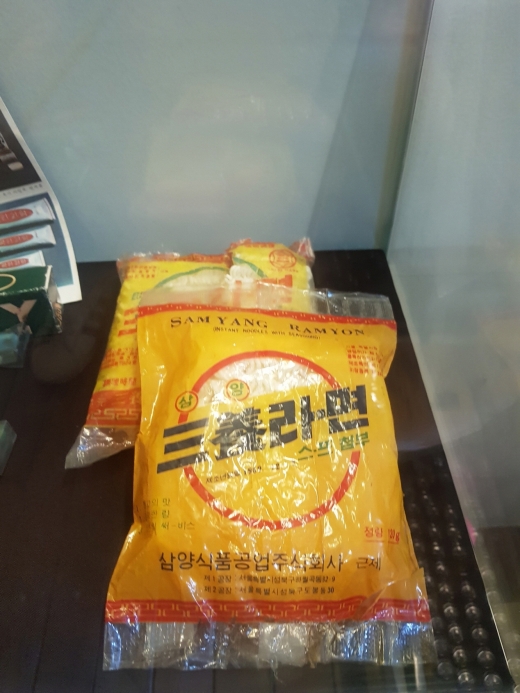 우리나라 최초의 라면인 삼양 라면의 초창기 포장지 디자인을 볼 수도 있다
