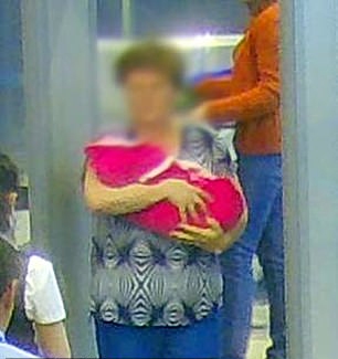 아기를 안고 공항 보안 검색대를 통과 중인 즈다노바.