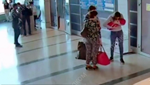 마지막 순간까지 아기를 쉽게 보내지 못하는 페트로바의 모습.