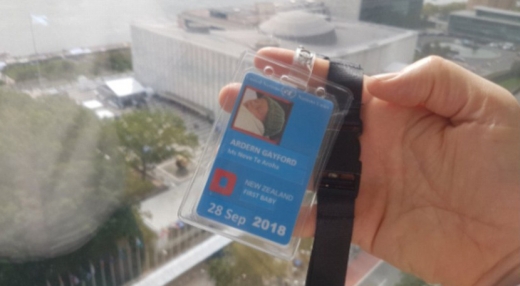 클라크 게이퍼드가 트위터에 올린 딸 니브의 UN ID카드