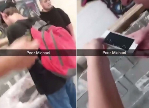 동급생으로부터 괴롭힘을 당한 시각장애 학생 위숀(빨간색 가방을 맨 소년)