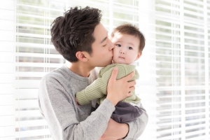 “주로 아이 홀로 돌보는 남편, 이혼 가능성 40% ↓”(연구)