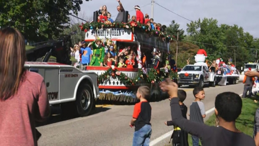 자동차 퍼레이드를 펼친 주민들.