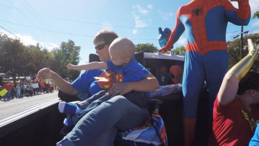 브로디는 자신을 위해 열린 크리스마스 파티를 마음껏 즐겼다.