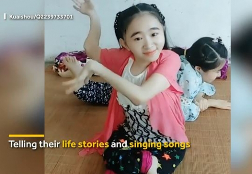 자매는 춤 추며 노래부르는 것을 좋아한다.