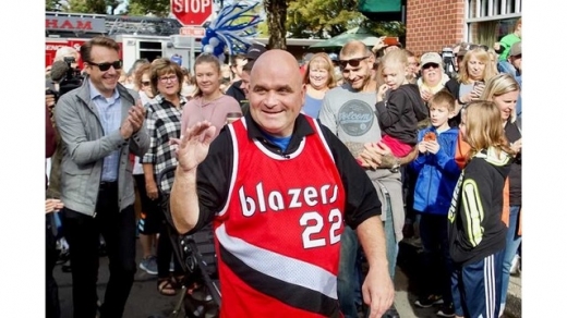 많은 사람들에게 둘러싸인 토드.