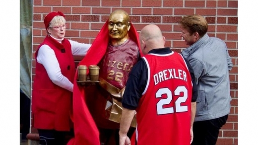 사람들은 베일에 가려졌던 동상을 공개했다.