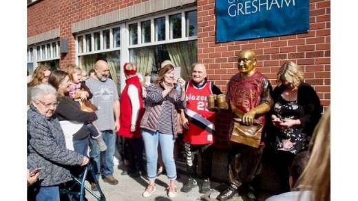 동상 주위로 몰려든 시민들이 토드와 사진을 찍으며, 진심으로 축하해주고 있다.