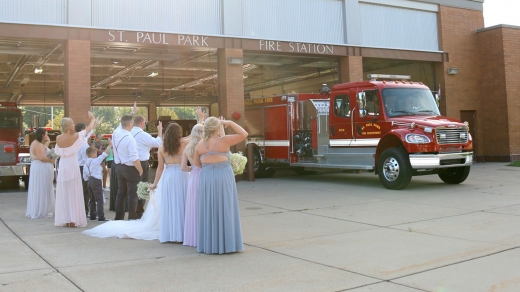 신랑신부 들러리가 그의 무사귀환을 기원했다.