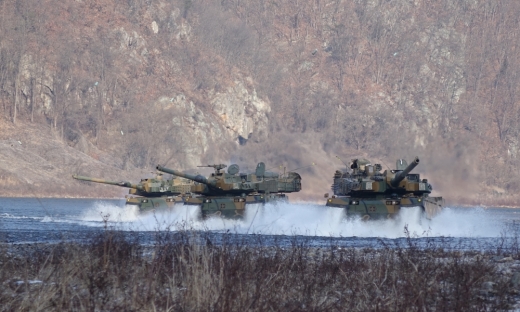 K-2 전차는 암 내장형 현수장치를 장착해, 전차 자세를 높이거나 낮출 수 있어 산악이 많은 우리나라의 지형에 적합하다고 할 수 있다 (사진=김대영)