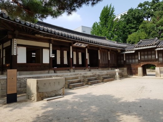 남자들이 드나들지 못하던 여자들만의 공간이 이로당. 바깥으로의 출입문이 없다