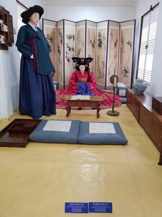 명성황후의 모습을 재현하여 놓았다. 명성황후는 운현궁을 별궁으로 삼아 왕실법도를 교육받았다