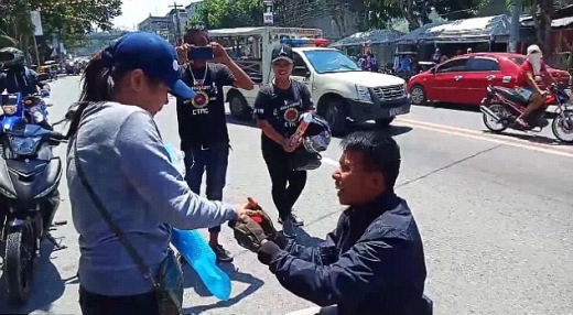 남자친구는 반지가 든 상자를 내밀며 청혼했다.