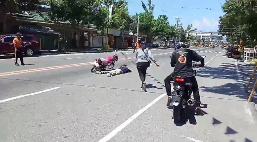 경찰의 오토바이를 타고 온 여자친구는 바닥에 쓰러진 남자친구에게 달려갔다.