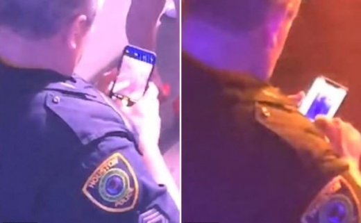 여성을 찍은 사진을 누군가에게 보내고 있는 것으로 보인다.