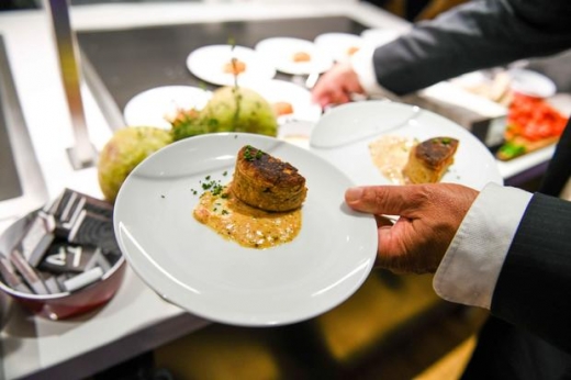 브레드플룻 티키(Breadfruit Tikki)는 구운 토마토와 땅콩, 생강, 고추, 쿠민, 고수 등을 넣어 만든 인도의 크로켓 요리다.