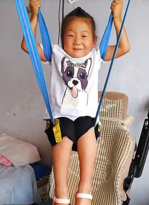 지아지아의 할아버지는 부녀를 위해 철물점에서 사온 부품들로 승강 장치를 만들었다. 덕분에 지아지아는 자신보다 훨씬 무거운 아버지를 조금 더 쉽게 휠체어로 앉힐 수 있게 됐다.