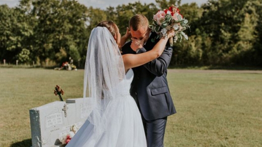 신랑이 어머니의 무덤 옆에서 기쁨의 눈물을 흘리고 있다.