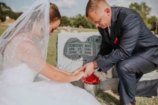 어머니를 추모하고 있는 두 사람.