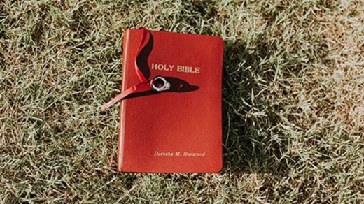 어머니의 성경책에 묶여져 있는 두 사람의 결혼 반지. 어머니가 마치 결혼 반지를 전해주는 것 같은 느낌을 받았다고.