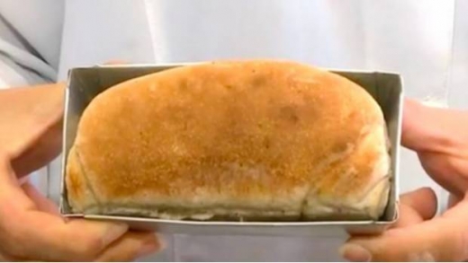 바퀴벌레를 말린 후 빻아 밀가루와 섞어 만든 빵.