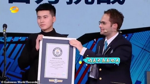 왕샤오룽은 이날 방송에서 자신의 기록을 인정하는 기네스북 인증서를 받았다. 