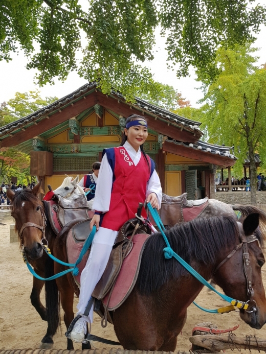 마상 무예를 하는 여성 공연자. 재미있는 해설과 함께 신나는 마상 무예가 매일 펼쳐진다