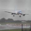 활주로에 측면 진입…강풍 속에 착륙 성공한 여객기 (영상)