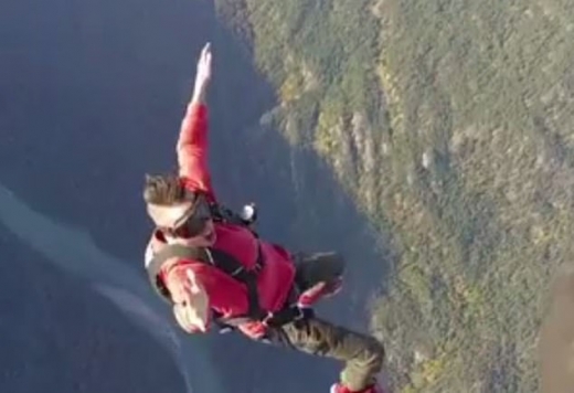 그는 결국 비행기에서 떨어졌다.