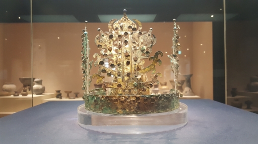 국보 제 295호 지정된 금동관. 연꽃무늬와 꽃봉우리 모양을 장식해 놓았다