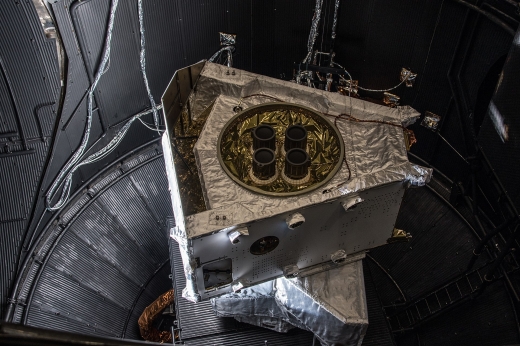 베피콜롬보 동체 아래의 엔진 4기의 모습(위)과 T6 이온 엔진의 가동 모습(아래). 출처: ESA/QiniteQ