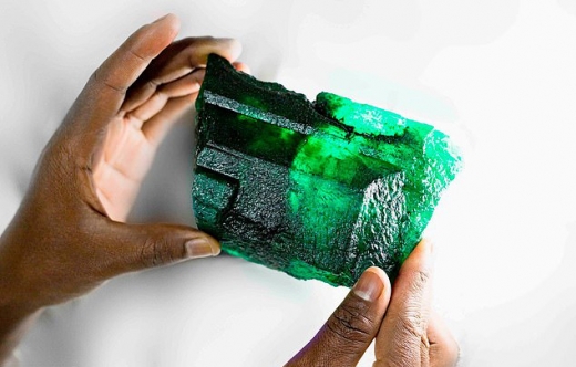 잠비아에서 채굴한 5655캐럿의 에메랄드