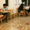 건물 바닥 전체가 물고기…베트남 카페, 동물학대 논란